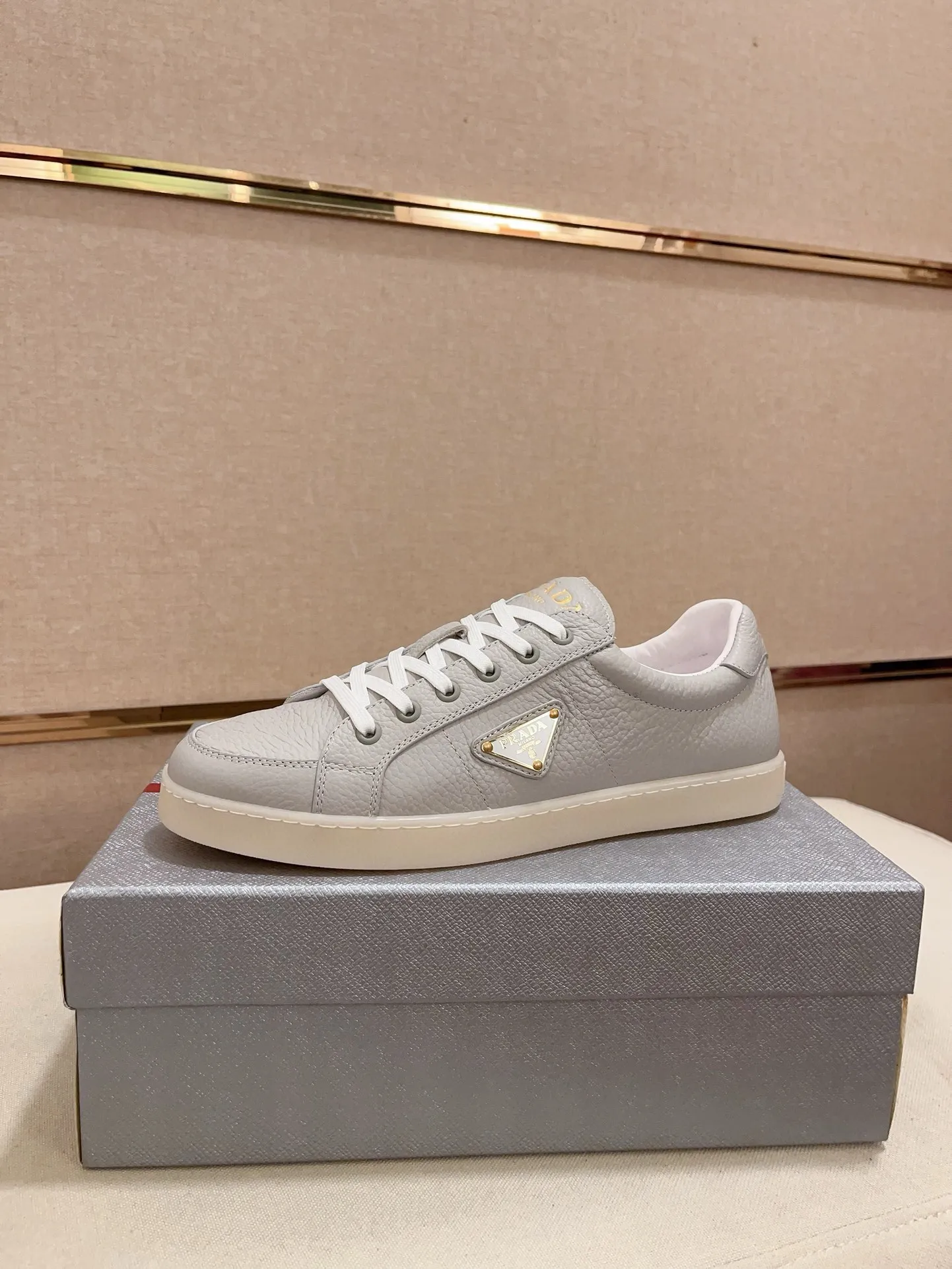Men's shoes 💰 540💰 ✔️✔️✔️Higher version High-quality new PRADA (Prada) counters are launched at the same time. The new men's shoes and 😘 fabrics are made of high-tech glue-making technology. Lining: Full cowhide lining. 👍🏿 High-end ☄️ air-cushion molded anti-slip rubber outsole, exquisite lines, simple and elegant, comfortable and high-end for leisure travel. Code number: 38 to 44 (45 can be customized and cannot be returned or exchanged)